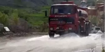 Hakkari'de yağmur sonrası cadde temizliği