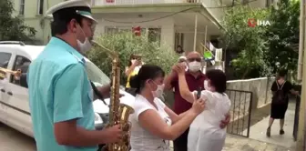 Kuşadası'nda 65 yaş üstü bandolu evlilik yıl dönümü kutlaması