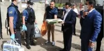 Kaymakam Sinanoğlu'ndan polislere baklava ikramı