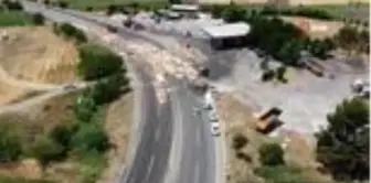 Tırdan düşen trafo karayolunu savaş alanına çevirdi: 2 yaralı