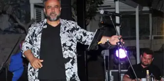 Bülent Serttaş'a hayranı sahnede 10 bin dolarlık yüzük hediye etti