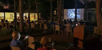 Engelsiz Kafe'de yıldızlar altında sinema keyfi