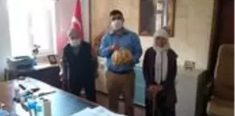 Yaşlı çiftten kaymakama patates hediyesi