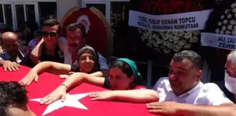 Şehit eşini, tabutunu okşayarak son yolculuğuna uğurladı