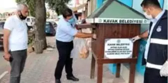 Kavak ekmeğini kardeşiyle paylaşıyor