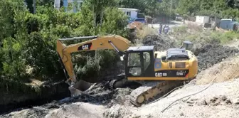 Gaziemir'de dereye akan kanalizasyon sorunu çözülüyor