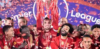 Liverpool 30 yıl sonra şampiyonluk kupasını kaldırdı