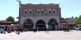 Eminönü'nde Kurban Bayramı arifesinde alışveriş hareketliliği