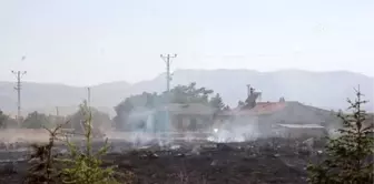 Yangının evlerine sıçramaması için kürek ve traktörle alevlere müdahale ettiler