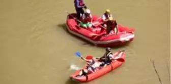 Binali Yıldırım Erzincan'da rafting yaptı