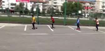 NİĞDE Kayaklı koşu sporcuları, trafiğe kapalı caddede antrenman yapıyor