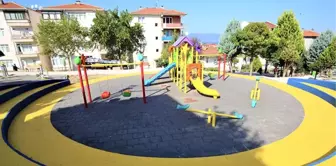 Karamürsel Belediye ekipleri Çocuk Parklarını yeniliyor