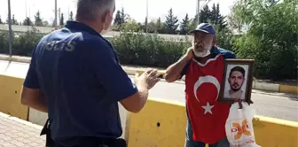 Gözü yaşlı baba, öldürülen oğlu için adliye önünde şah damarına bıçak dayadı