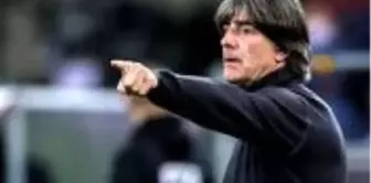 Joachim Löw, Türkiye maçında yine burnunu karıştırırken kameralara yakalandı