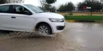 Yavuzeli'nde yağmur yolda su birikintilerine neden oldu... Vatandaşlar olumsuz etkilendi