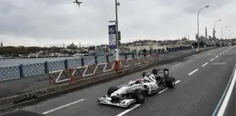 İstanbul'un tarihi yerlerinde Formula 1 araçları tur attı