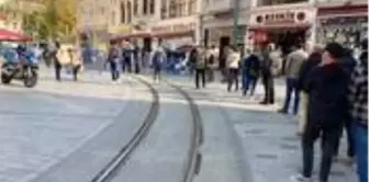 Tarihe geçen görüntü! İstiklal Caddesi'ne girmek için dakikalarca kuyrukta beklediler