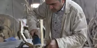 Ağaç köklerini sanat eserine dönüştürüyor