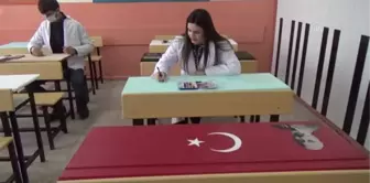 Öğrencileri için atıl durumdaki sıra ve masaları renklendirdiler