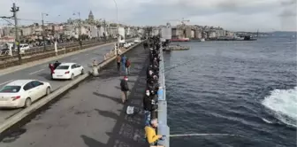 (Havadan fotoğraflarla) Galata Köprüsü'nde olta balıkçılarına '3 metre kuralı' denetimi