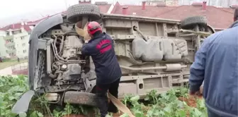 Freni boşalan kepçenin çarptığı ticari araç okul bahçesine düşmekten son anda kurtuldu