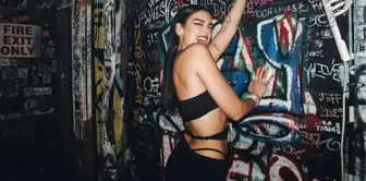 Dünyaca ünlü şarkıcı Dua Lipa'nın olay kıyafeti, takipçilerini ikiye böldü