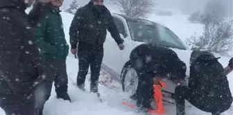 Yayla yolunda mahsur kalan 3 kişi kurtarıldı