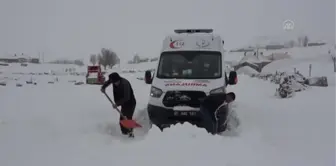 Yolu kardan kapanan mahalledeki hamile kadın için ekipler seferber oldu