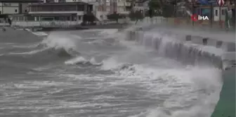 Ayvalık'ta şiddetli yağış ve lodos hayatı olumsuz etkiledi