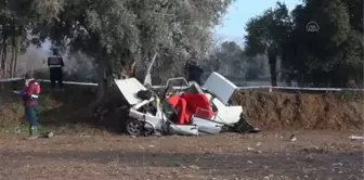 Ağaca çarpan otomobildeki 2 kişi öldü, 3 kişi yaralandı