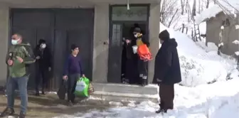 Yolu kardan kapanan köyde doğum sancısı başlayan kadın, ekiplerin çalışması sonucu hastaneye ulaştırıldı