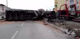 Devrilen buğday yüklü tırın sürücüsü yaralandı