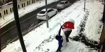 10 yaşındaki Muhammed'in bayrak sevgisi kamerada