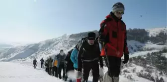 Spor yaparken, yaban hayvanlarını besliyorlar