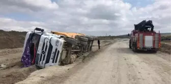 Gelibolu'da mıcır yüklü kamyon devrildi: 1 yaralı