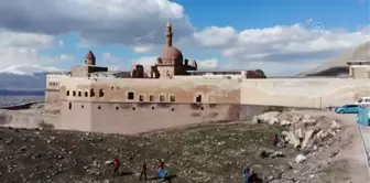 Türk Kızılay gönüllüleri, tarihi İshak Paşa Sarayı çevresini çöplerden arındırdı