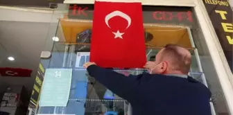 Üzerine basılan bayrağı, şehit yeğeninin hatırasını yaşatmak için asmış