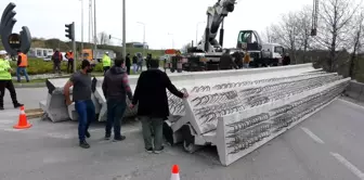 Tırın üzerindeki tonlarca ağırlığındaki beton köprü kirişleri yola devrildi