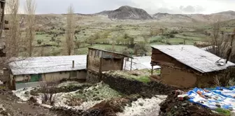 Aniden başlayan dolu köyü beyaza bürüdü