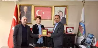 Başkan Saklı'dan Hafız Hamza Yanıç'a ödül