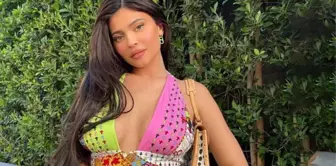 Peş peşe bikinili pozlarını paylaşan Kylie Jenner, saatler içinde rekor beğeniye ulaştı