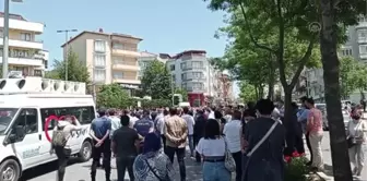 Silivri'de kavgada hayatını kaybeden gencin ailesi ve yakınları adliye önünde bir araya geldi