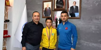 Başkan Sülük'ten başarılı sporcuya ödül