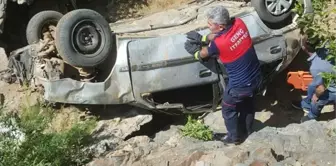 Bingöl'de şarampole devrilen otomobildeki aileden baba ve ikiz bebeklerden biri öldü, 3 kişi yaralandı