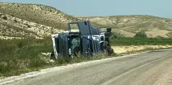 Sungurlu'da tavuk yüklü tır devrildi