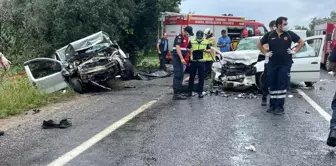 İki otomobilin kafa kafaya çarpıştığı kazada 4 kişi öldü, 3 kişi ağır yaralandı