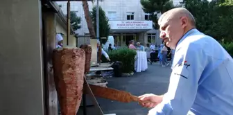 Pendik Devlet Hastanesi bahçesinde sağlık çalışanları için moral yemeği