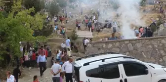 HAKKARİ'DE BAYRAMIN İLK GÜNÜ MEZARLIKLAR KALABALIK