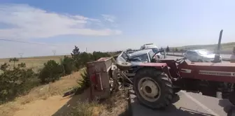 Afyonkarahisar'da minibüs traktörün römorkuna çarptı: 6 yaralı