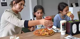 Köy çocukları pizza ile tanıştılar